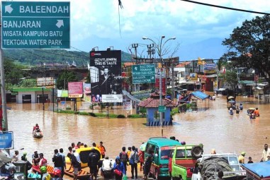 akses-jalan-terendam-banjir-di-baleendah-kabupaten-bandung-_140303152708-574